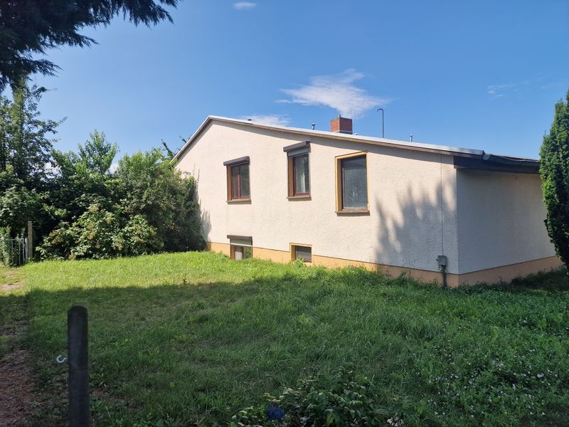 Sonniges Grundstück, lichtdurchfluteter Bungalow mit Souterrain
